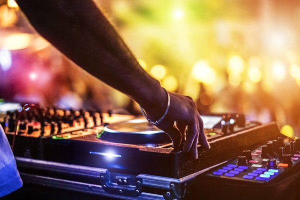 HOW TO GET STARTED YOUR DJ CAREER – BEST TIPS THAT WILL HELP IN 2020